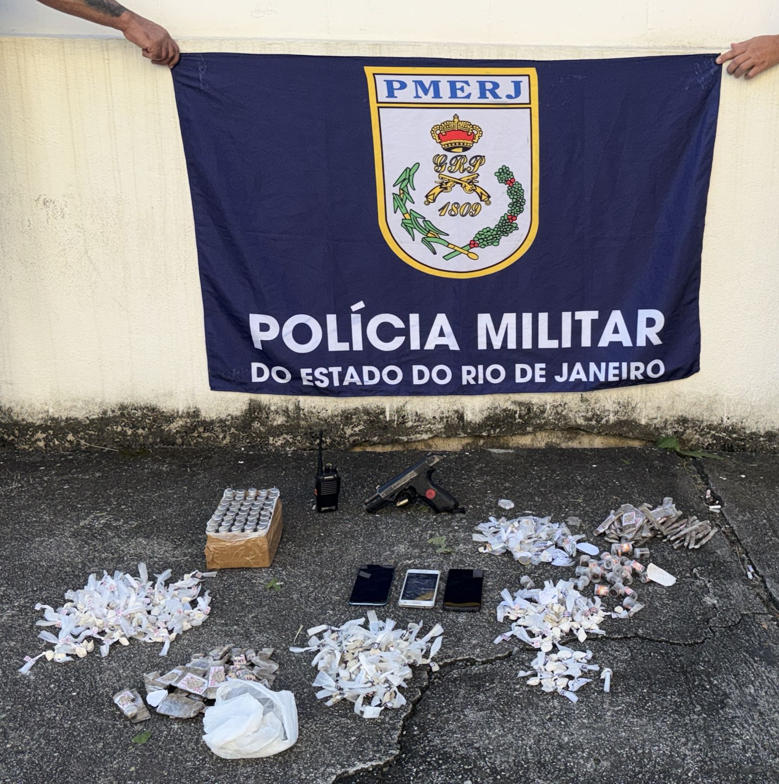 PMs do 15° BPM apreendem pistola, celulares e drogas em Duque de Caxias, com informações do Disque Denúncia